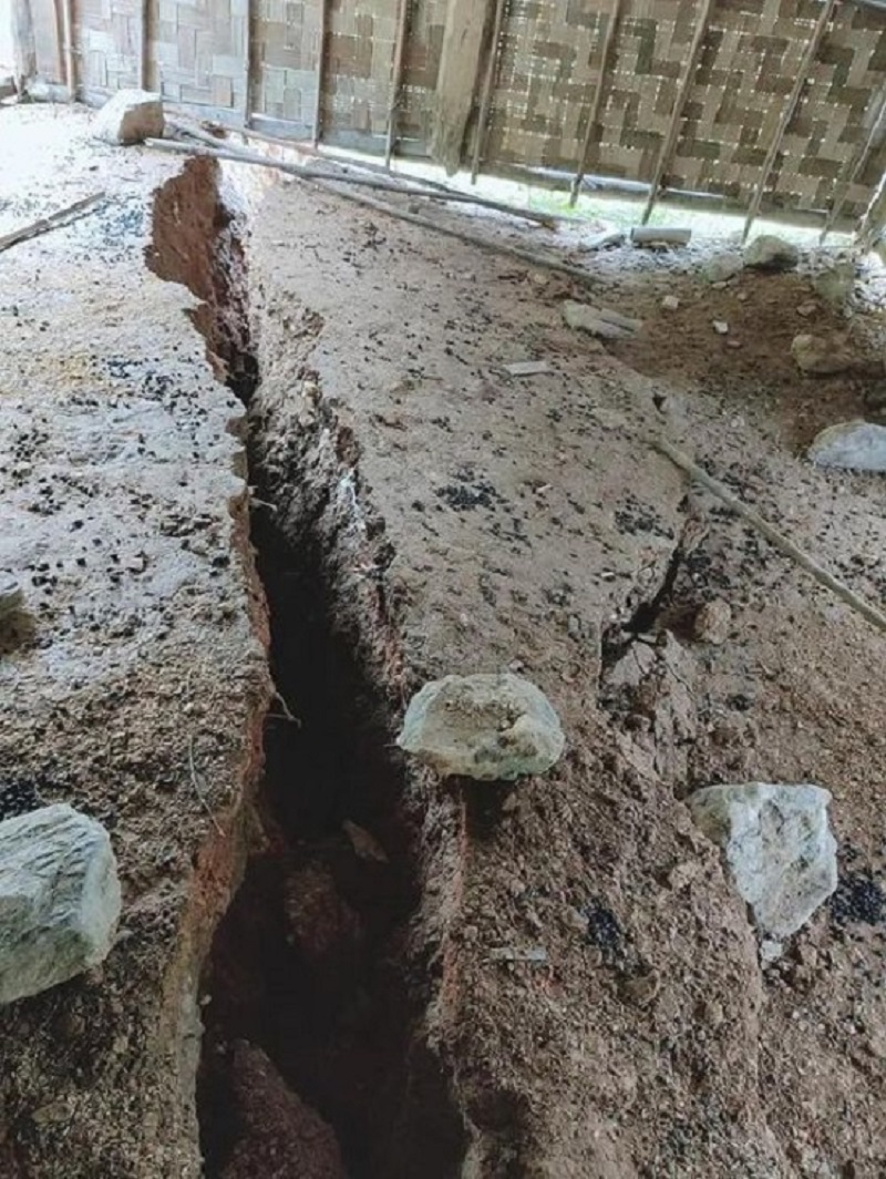Nghệ An: Di dời khẩn cấp 52 hộ dân do xuất hiện vết nứt lớn sau đợt mưa kéo dài