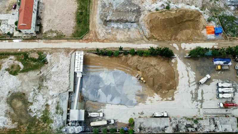 Quảng B&igrave;nh: Trạm trộn b&ecirc; t&ocirc;ng xả thải g&acirc;y &ocirc; nhiễm m&ocirc;i trường