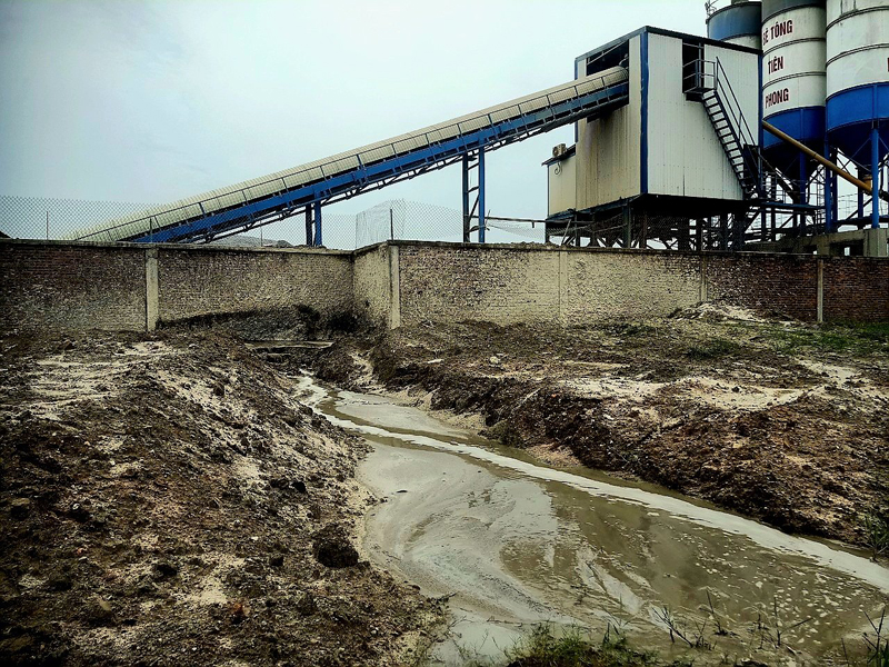 Quảng B&igrave;nh: Trạm trộn b&ecirc; t&ocirc;ng xả thải g&acirc;y &ocirc; nhiễm m&ocirc;i trường