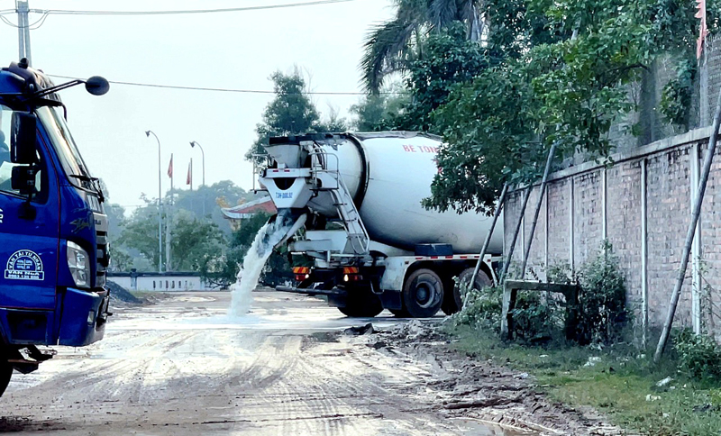Quảng B&igrave;nh: Trạm trộn b&ecirc; t&ocirc;ng xả thải g&acirc;y &ocirc; nhiễm m&ocirc;i trường