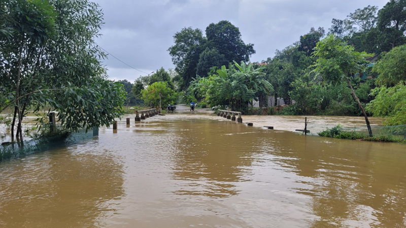 Hà Tĩnh: Mưa lớn kéo dài gây ngập lụt và sạt lỡ đất