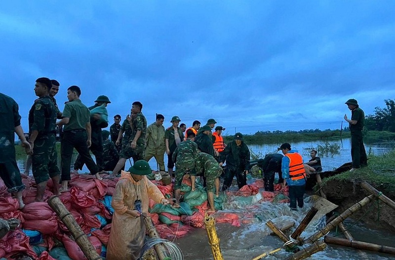 Nghệ An: Thức trắng đ&ecirc;m để cứu đ&ecirc; ở Hưng Nguy&ecirc;n