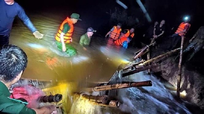 Nghệ An: Thức trắng đ&ecirc;m để cứu đ&ecirc; ở Hưng Nguy&ecirc;n