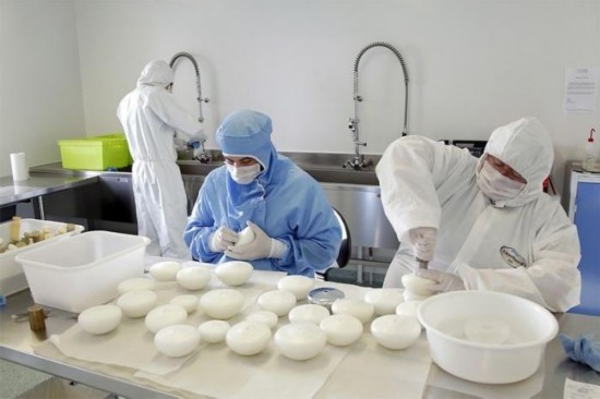 Bên trong nhà máy sản xuất túi ngực silicon