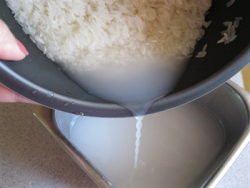 ba noi tro viet nen nau com nuoc soi hay nuoc lanh de khong mat chat