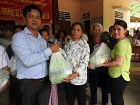 bao suc khoe moi truong tham hoi va ho tro nguoi dan mien trung