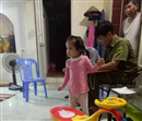 be 3 tuoi bi bo roi truoc cua nha dan trong dem