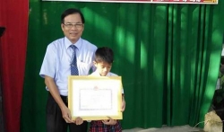 trao bang khen cho nam sinh quen minh cuu 3 ban cung lop duoi nuoc