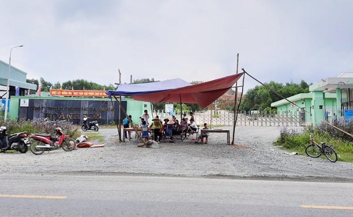 Hà Tĩnh: Chính quyền thất hứa, người dân dựng rạp chặn cổng nhà máy xử lý rác Phú Hà