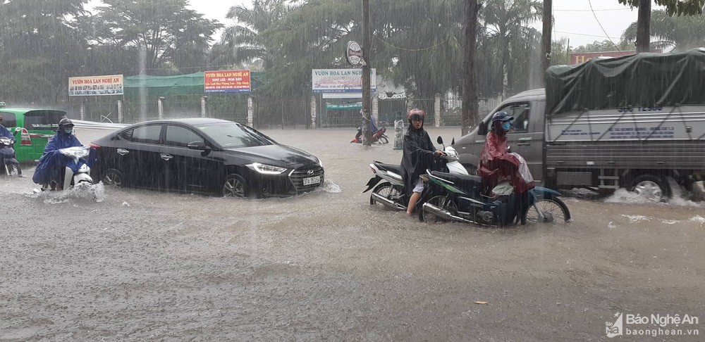 Nghệ An: Ảnh hưởng của không khí lạnh, thành phố chìm trong biển nước