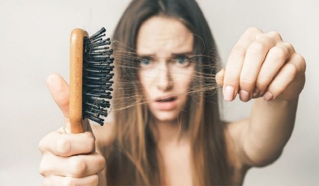 5 mẹo hay gi&uacute;p bạn qu&ecirc;n đi nỗi lo rụng t&oacute;c l&uacute;c giao m&ugrave;a