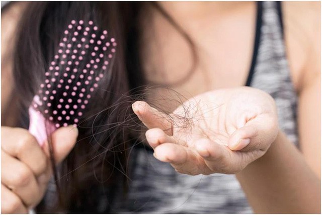 5 mẹo hay gi&uacute;p bạn qu&ecirc;n đi nỗi lo rụng t&oacute;c l&uacute;c giao m&ugrave;a