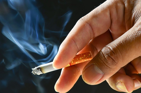 Khói thuốc lá gây nhiều bệnh về mắt