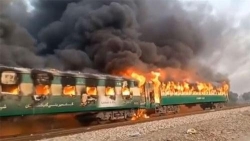chay tau hoa o pakistan khien 77 nguoi thuong vong