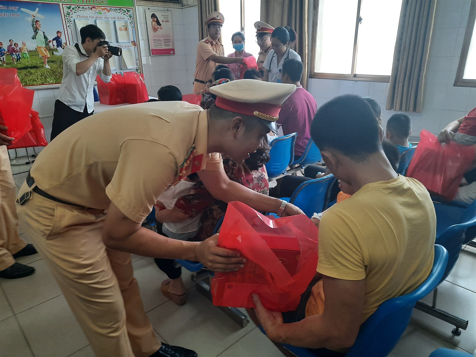 Quảng Ninh: Đội Cảnh sát giao thông số 2 tặng quà cho bệnh nhi nhân dịp Trung thu