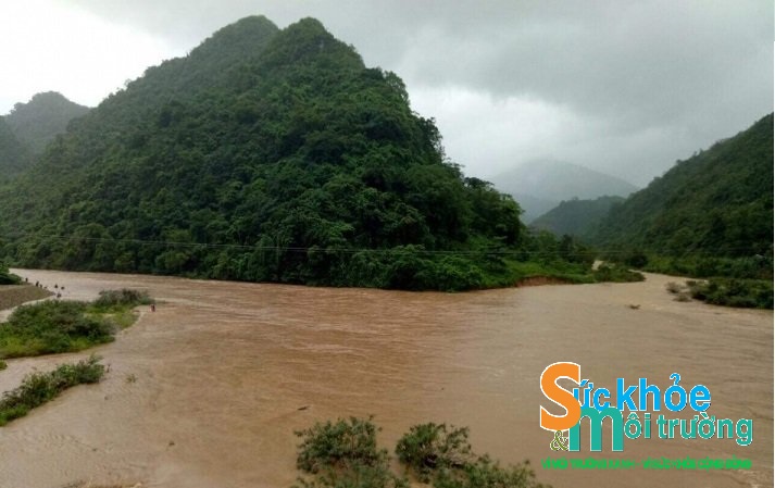 B&igrave;nh - Trị - Thi&ecirc;n: Ảnh hưởng &aacute;p thấp nhiệt đới, mưa lớn l&agrave;m nhiều nơi bị ngập, c&ocirc; lập v&agrave; thiệt hại về người