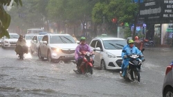 trung bo mua lon dien rong canh bao loc xoay tren bien