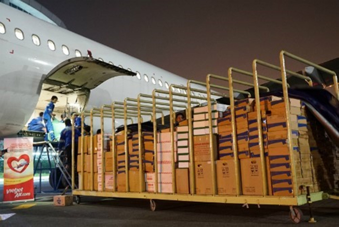 Vietjet vận chuyển miễn phí hàng hoá cứu trợ, tặng vé cho cán bộ đến vùng lũ