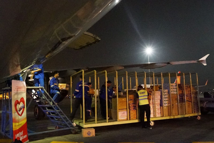 Vietjet vận chuyển miễn phí hàng hoá cứu trợ, tặng vé cho cán bộ đến vùng lũ