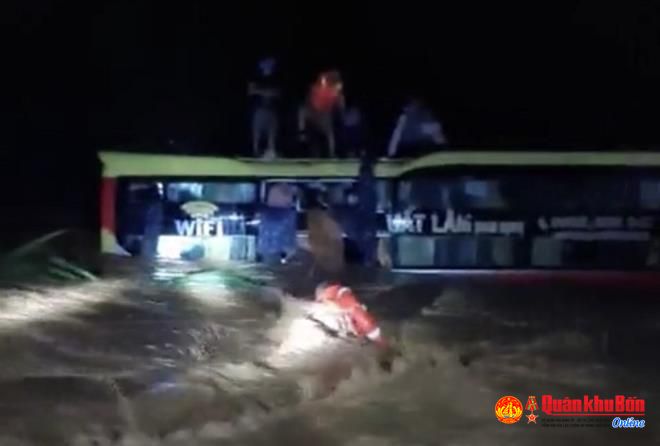 Quảng Bình: Giải cứu thành công 20 người trên xe khách bị lũ cuốn trôi