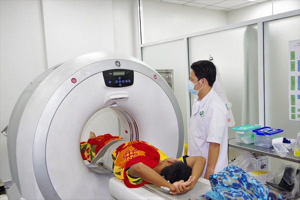 Trực thăng bay cấp cứu đưa 2 bệnh nhân từ Trường Sa về đất liền an toàn