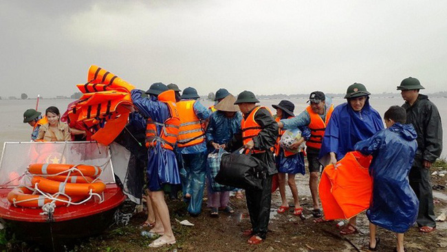 Xuất cấp xuồng, phao cứu sinh hỗ trợ 5 tỉnh miền Trung khắc phục mưa lũ