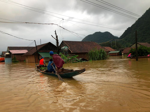 130 người chết do mưa lũ ở miền Trung