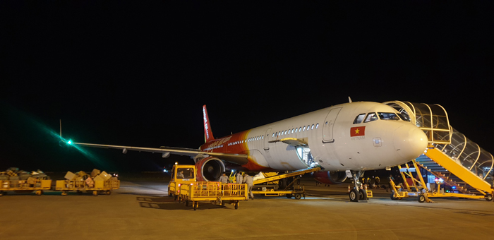 Nhân viên Vietjet làm việc xuyên đêm để giao hàng cứu trợ