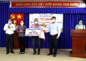 trao hoc bong cho hoc sinh la con em nganh y te dang lam nhiem vu chong covid 19 tai soc trang
