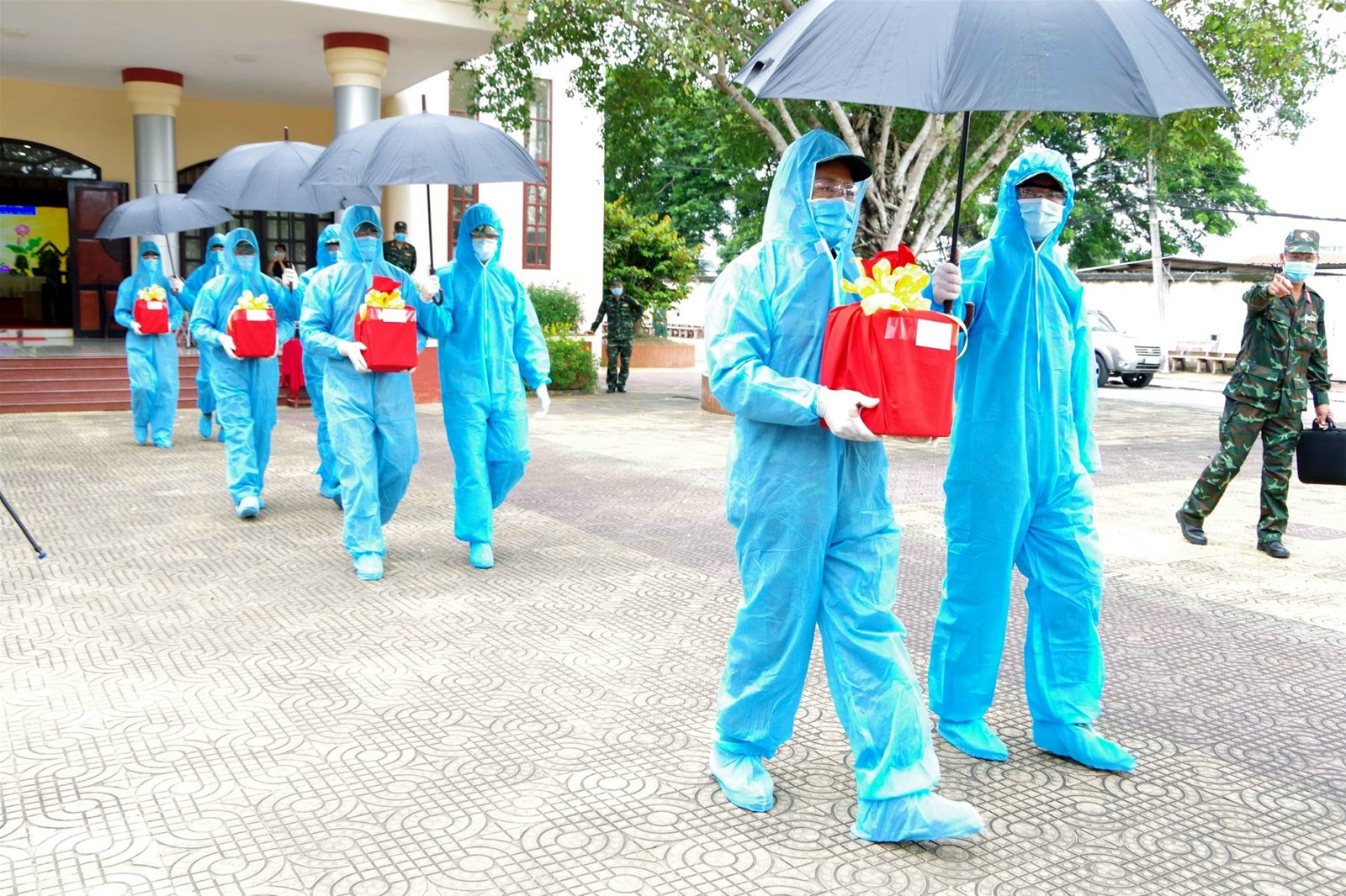 Sóc Trăng bàn giao 13 bộ linh cốt cho thân nhân gia đình có người thân tử vong do Covid-19