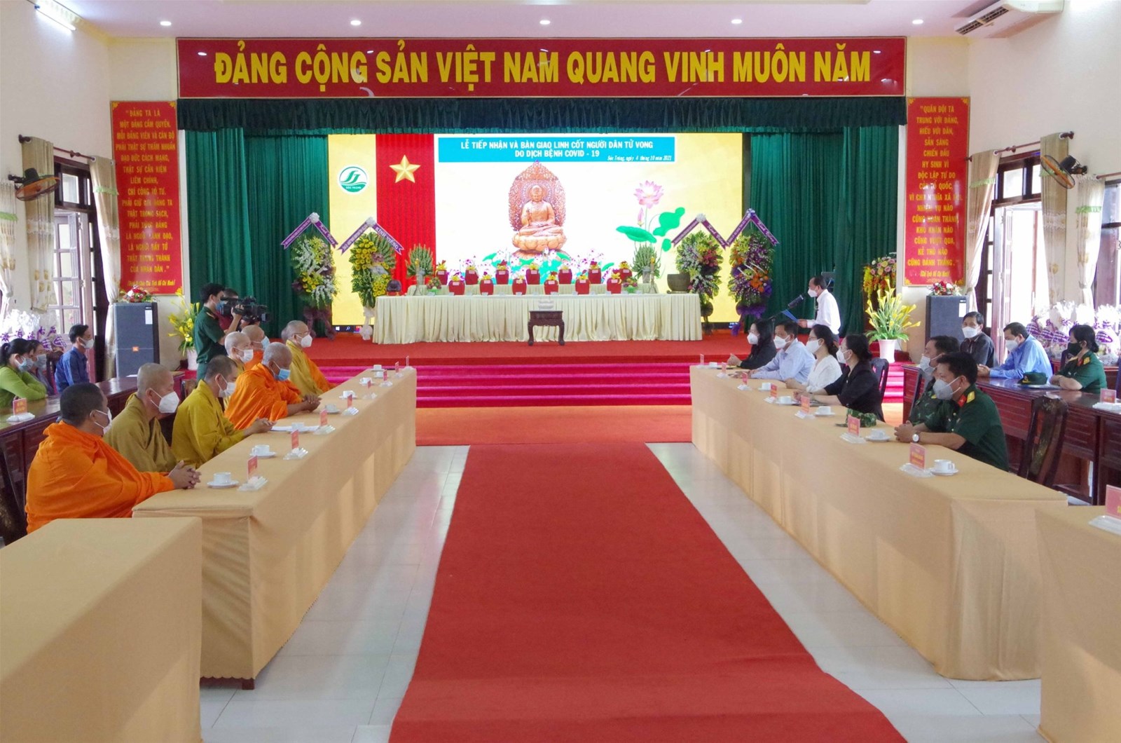 Sóc Trăng bàn giao 13 bộ linh cốt cho thân nhân gia đình có người thân tử vong do Covid-19