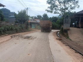 xe ben phuc vu du an tuyen duong tranh tp son la gay o nhiem moi truong