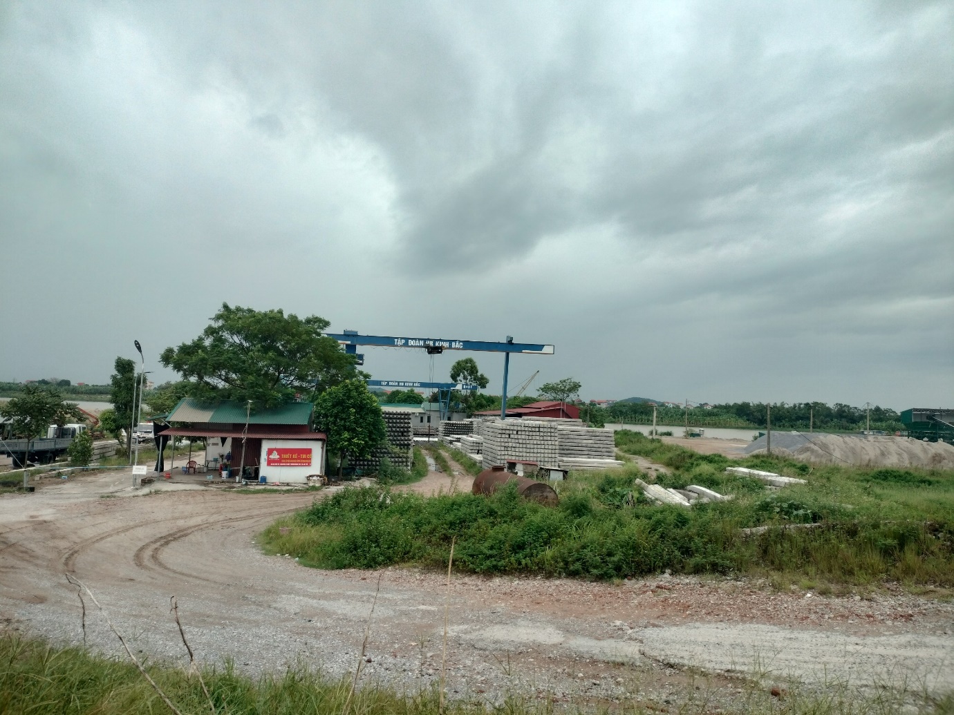 Bắc Ninh: Giữa mùa mưa bão, doanh nghiệp vẫn “nhởn nhơ” tập kết VLXD, hoạt động trạm trộn bê tông ven sông Đuống bất chấp lệnh cấm