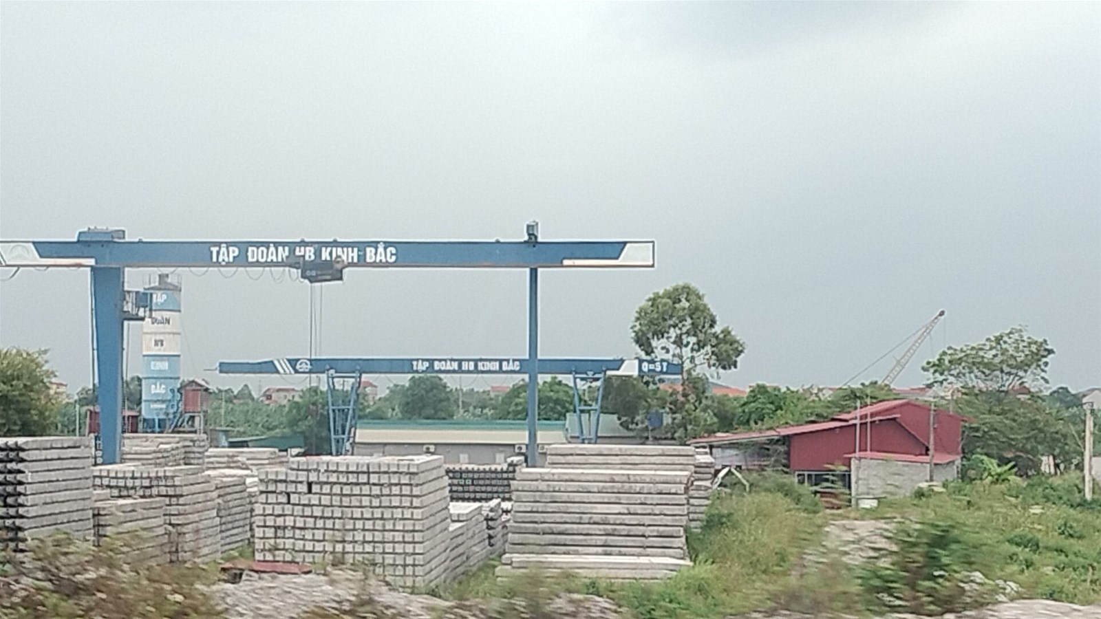 Bắc Ninh: Giữa mùa mưa bão, doanh nghiệp vẫn “nhởn nhơ” tập kết VLXD, hoạt động trạm trộn bê tông ven sông Đuống bất chấp lệnh cấm