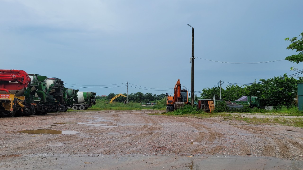 Bắc Ninh: Giữa mùa mưa bão, doanh nghiệp vẫn “nhởn nhơ” tập kết VLXD, hoạt động trạm trộn bê tông ven sông Đuống bất chấp lệnh cấm