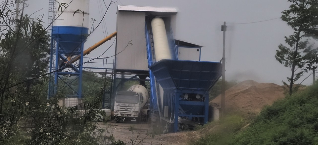 Bắc Ninh: Giữa mùa mưa bão, doanh nghiệp vẫn “nhởn nhơ” tập kết VLXD, hoạt động trạm trộn bê tông ven sông Đuống bất chấp lệnh cấm