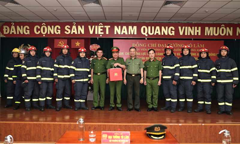 Bộ trưởng Tô Lâm đến thăm, chúc mừng Đội Cảnh sát PCCC&amp;CNCH - Công an quận Đống Đa, Hà Nội.