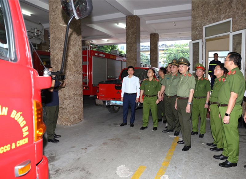 Bộ trưởng Tô Lâm đến thăm, chúc mừng Đội Cảnh sát PCCC&amp;CNCH - Công an quận Đống Đa, Hà Nội.