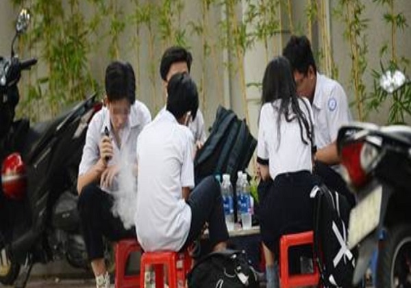 Hà Tĩnh: Thuốc lá điện tử lên ngôi - Trào lưu nguy hại của giới trẻ