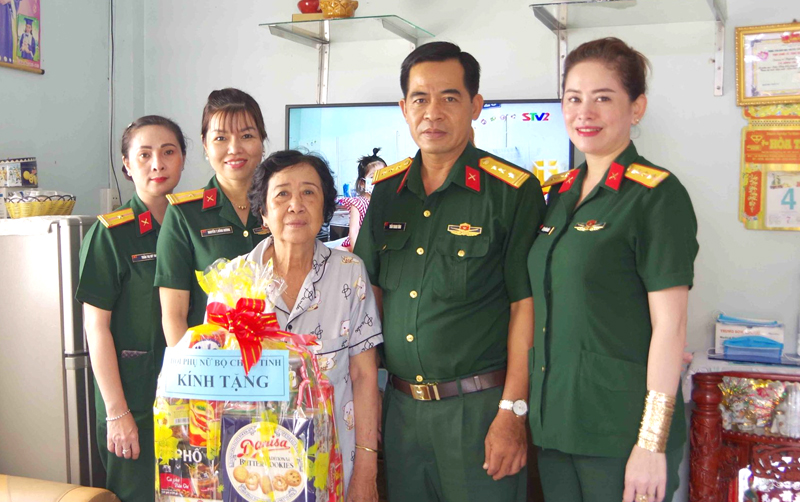 Hội Phụ nữ Bộ CHQS tỉnh Sóc Trăng thăm, tặng quà cán bộ nghỉ hưu nhân ngày thành lập Hội LHPN Việt Nam