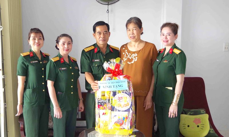 Hội Phụ nữ Bộ CHQS tỉnh Sóc Trăng thăm, tặng quà cán bộ nghỉ hưu nhân ngày thành lập Hội LHPN Việt Nam