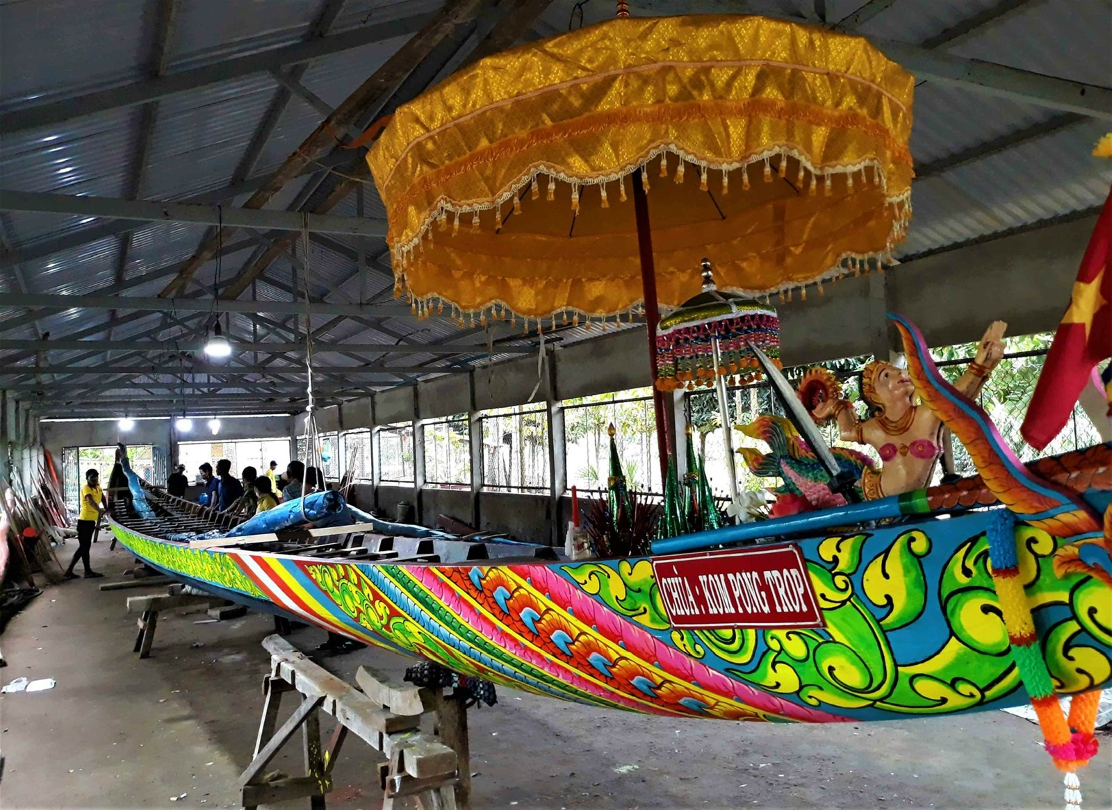 Phum Sóc rộn ràng đón Ngày hội đua ghe Ngo truyền thống