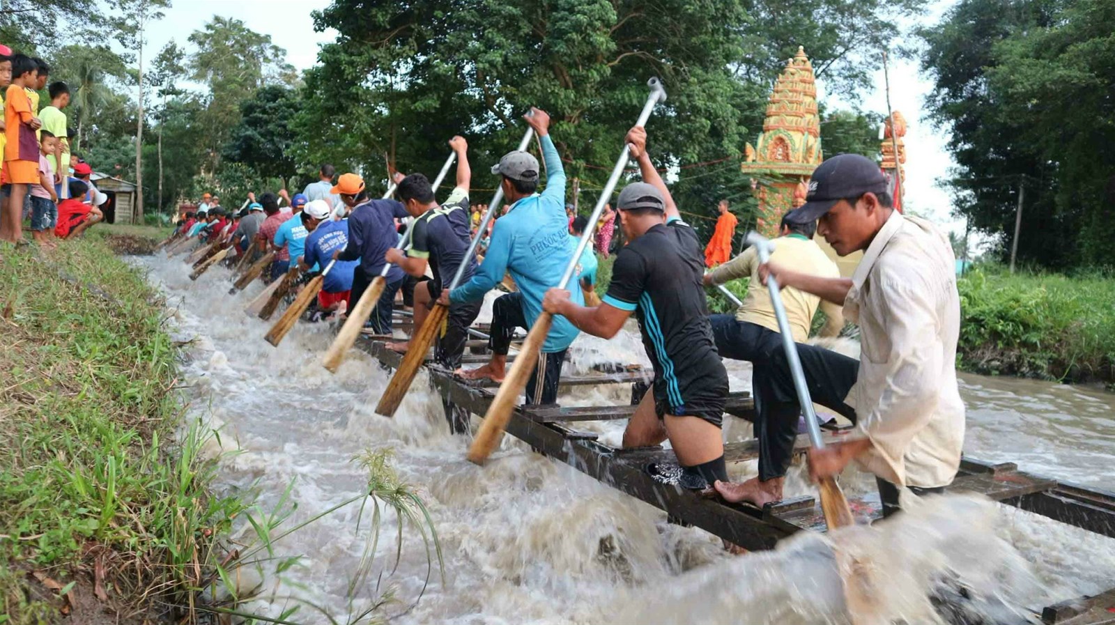 Phum Sóc rộn ràng đón Ngày hội đua ghe Ngo truyền thống
