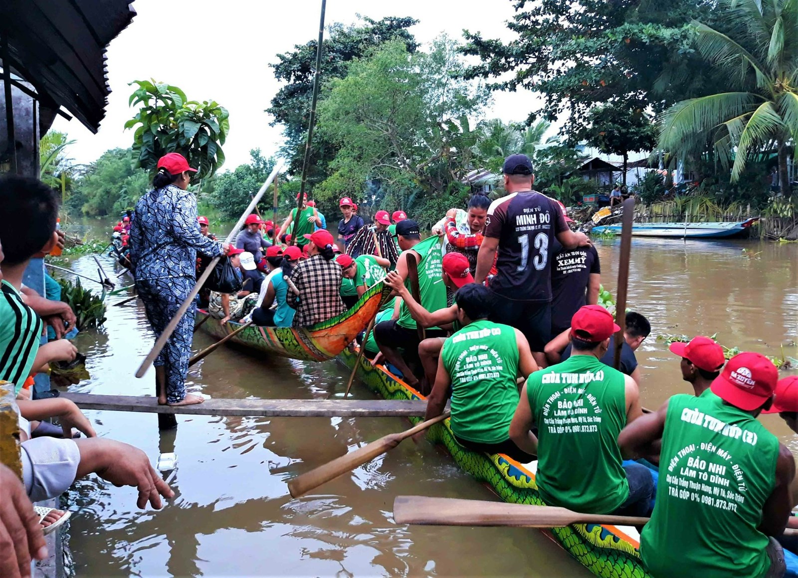 Phum Sóc rộn ràng đón Ngày hội đua ghe Ngo truyền thống