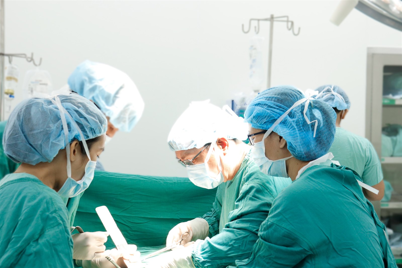 Bệnh nh&acirc;n 92 tuổi bị thủng ổ lo&eacute;t dạ d&agrave;y nặng được phẫu thuật th&agrave;nh c&ocirc;ng