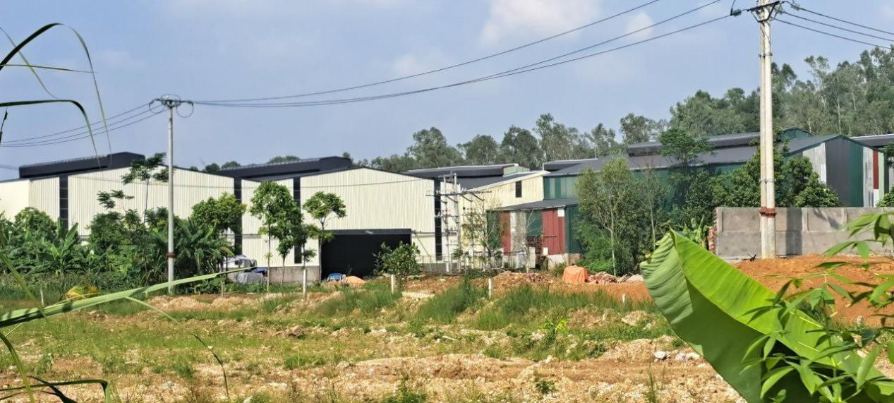 Xã Tiến Xuân (Thạch Thất, Hà Nội): Buông lỏng quản lý, hàng loạt nhà xưởng xây dựng không phép trên đất nông nghiệp?