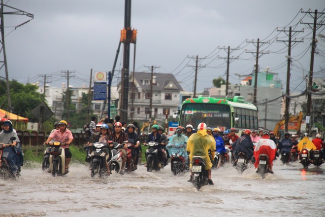 Sáng sớm người Sài Gòn đội mưa, lội nước đi làm