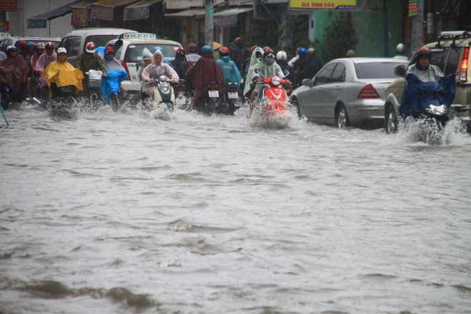 Sáng sớm người Sài Gòn đội mưa, lội nước đi làm