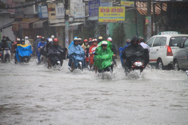 Sáng sớm người Sài Gòn đội mưa, lội nước đi làm