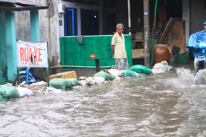 Sáng sớm người Sài Gòn đội mưa, lội nước đi làm
